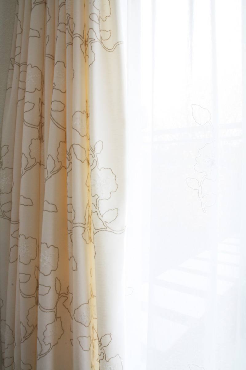 Blickdichter dekovorhang piacenza mit blumenmuster in weiss und in ...