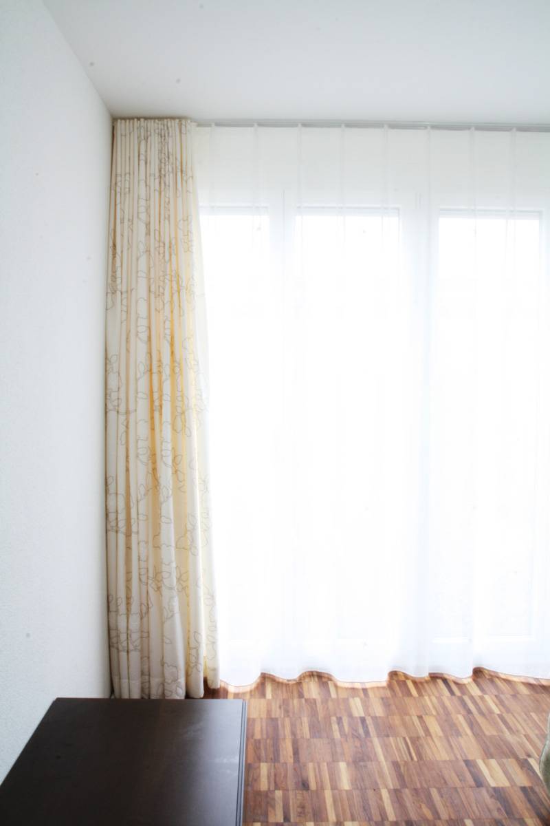 Blickdichter dekovorhang piacenza mit blumenmuster in weiss und in ...