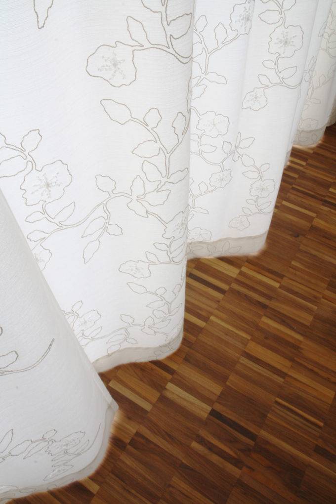 Blickdichter Dekovorhang PIACENZA [Blumenmuster Weiss Und