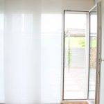 Fenster offen: Flächenvorhang VICENZA weiss mit versteiftem Stoff