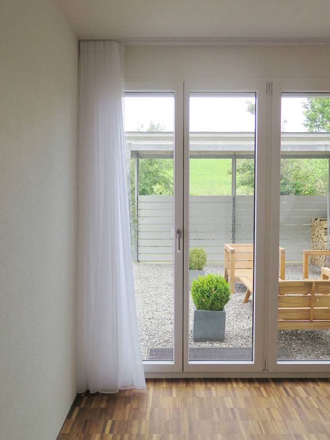 Vorhang offen: Gardine (Store) MURTEN in weiss mit feinen Längsstreifen