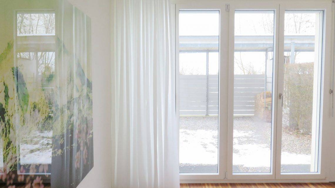 Weißer Blickdichter Vorhang Zurückgezogen Mit Leichtem
