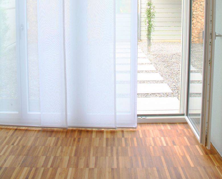 Schiebegardinen weiss im Wohnzimmer