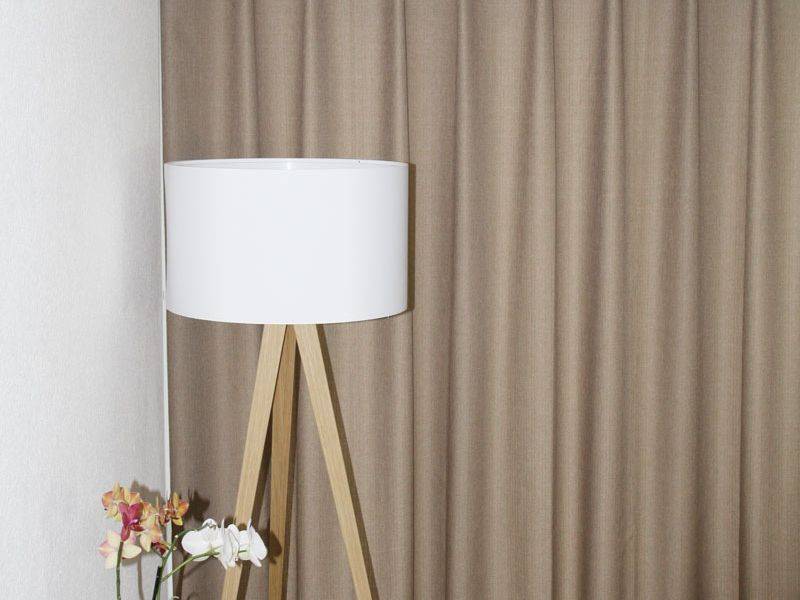 Brauner Vorhang im Schlafzimmer