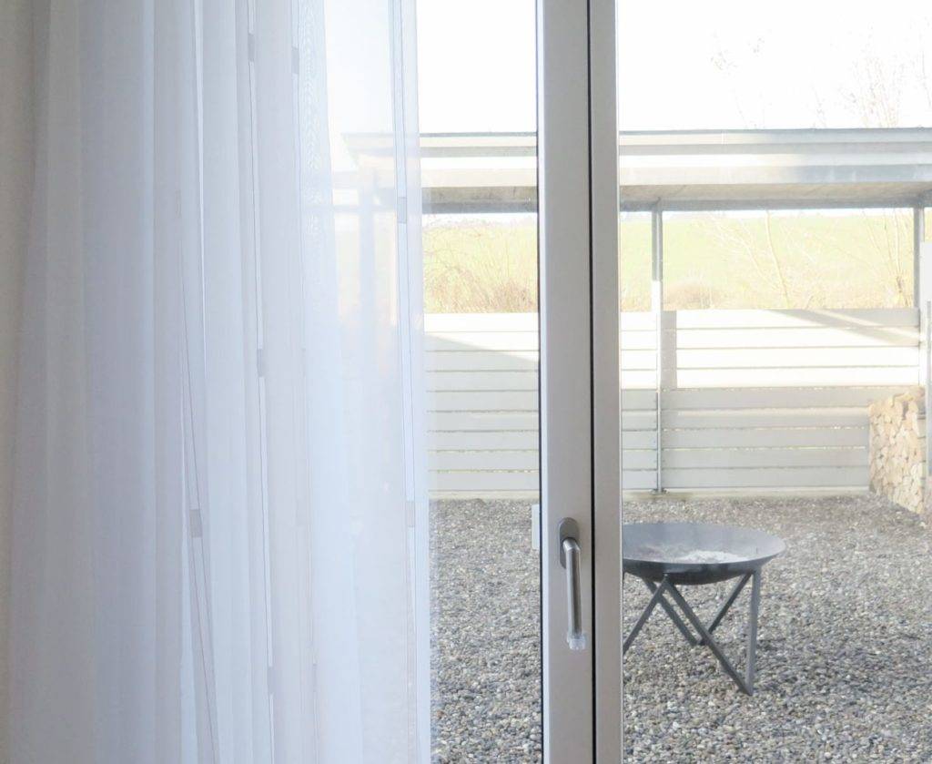 Vorhang weiß mit Streifen mit Ausblick Sitzplatz