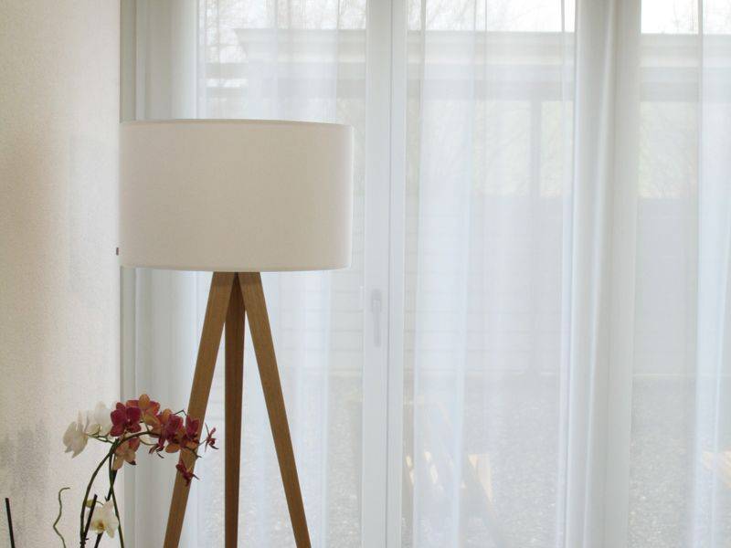 Vorhänge günstig: Weisser Tagesvorhang im Schlafzimmer