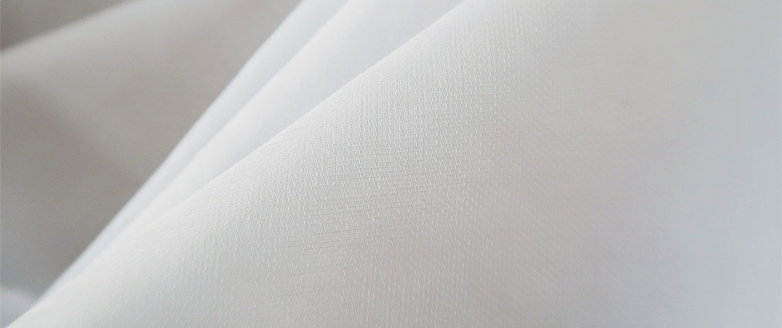 Bad Vorhang: edler Vorhangstoff für das Fenster im Badezimmer